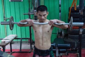 Wanheng Menayothin lifting weights