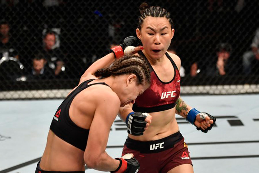 Yan-Xiaonan-punches-Karolina-Kowalkiewicz.jpg