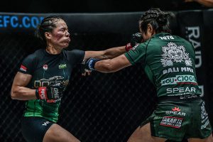 Priscilla Hertati Lumban Gaol punches Bozhena Antoniyar