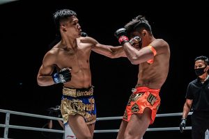 Kulabdam punches Sangmanee at the Impact Arena