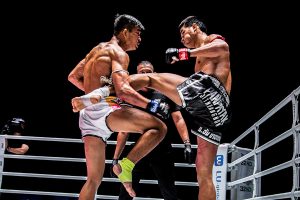 Panpayak Jitmuangnon kicks Superlek Kiatmoo9