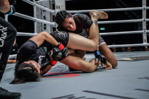 Meng Bo armbars Laura Balin