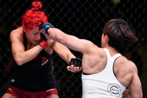 Kanako Murata punches Randa Markos 300x200