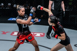 Lin Heqin punches Jomary Torres