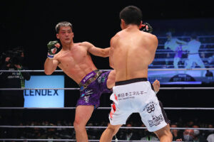 Juntaro Ushiku kicks Yutaka Saito