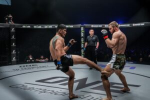 Aung La Nsang kicks Vitaly Bigdash 300x200