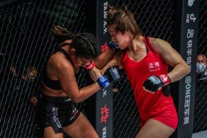 Meng Bo punches Ritu Phogat