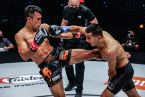 Sittichai Sitsongpeenong kicks Tayfun Ozcan