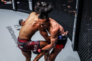 Tial Thang knees Sunoto in the balls 300x200