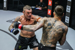 John Wayne Parr punches Nieky Holzken