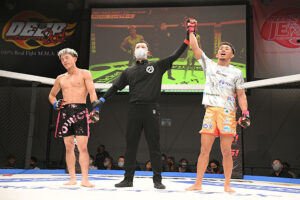 Yutaro Muramoto beats Fuga Izawa in the opening round of the Deep flyweight Grand Prix